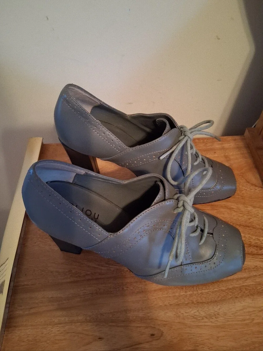 Women's Gray Lace-Up Heeled Oxfords